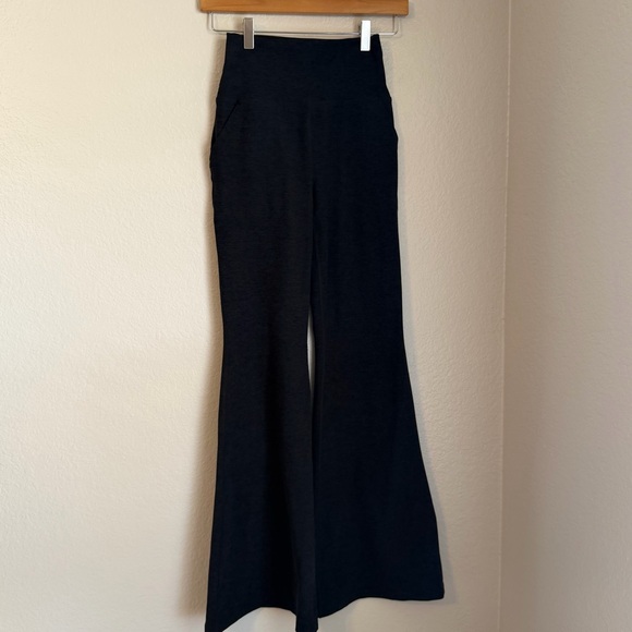Beyond Yoga Heather Rib All Day High Rise Flare Pant in Black, Size Small - Picture 2 of 14